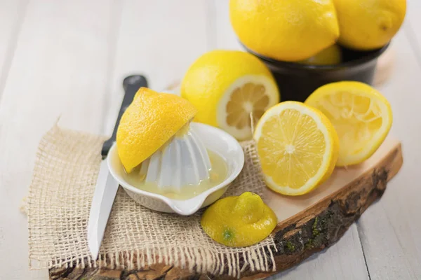 Juicer voor lemon op houten plank. — Stockfoto