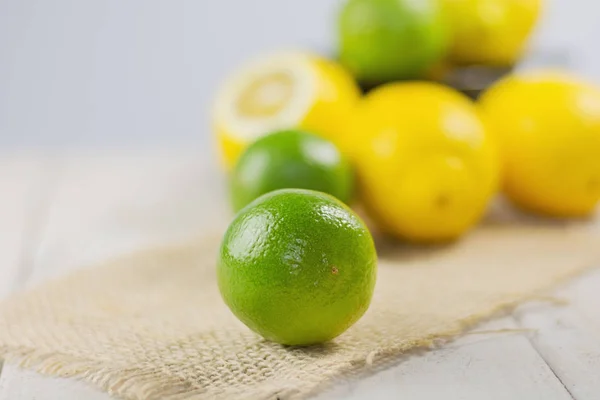 Gruppo di limoni e lime . — Foto Stock