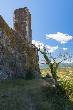 Kale harap pitoresk köy Mirabel Fransa Ardèche bölgesinde bazalt Kulesi.