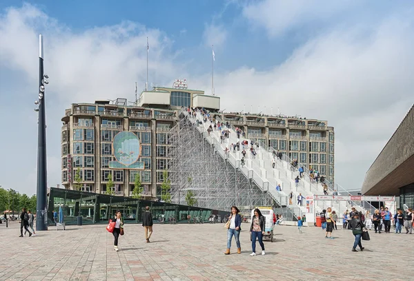 Escadaria gigante com 180 passos da praça da estação em Roterdão — Fotografia de Stock