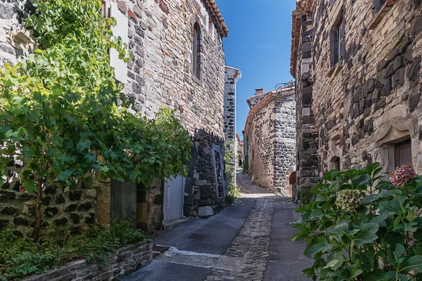 Wąskiej ulicy w malowniczej wiosce Mirabel Ardeche, Francja. — Zdjęcie stockowe