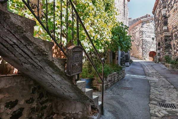 Bir posta kutusu içinde pitoresk köy Mirabel Ardèche, Fransa ile eski merdiven. — Stok fotoğraf