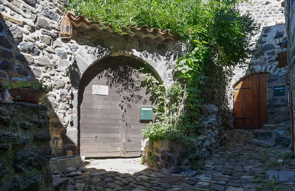 Wejście do domu na ulicy w malowniczej wiosce Mirabel, Ardeche, Francja kamień. — Zdjęcie stockowe