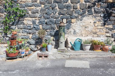 Saksı pitoresk köy Mirabel Fransa Ardèche bölgesinin içinde dekorasyon su pompası.