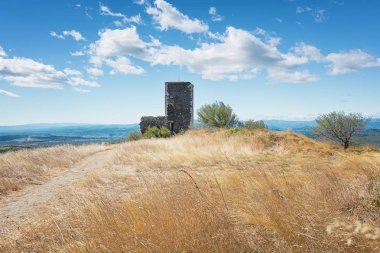 Kale harap pitoresk köy Mirabel Fransa Ardèche bölgesinde bazalt Kulesi.