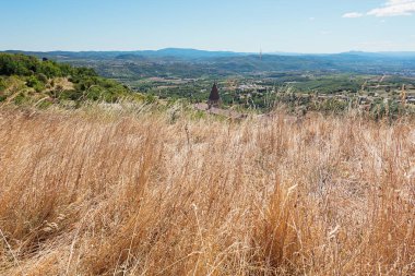 Köyün Mirabel çatılarına ve Fransa Ardèche bölgede vadide Üstten Görünüm
