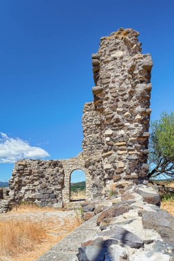 Kale harap pitoresk köy Mirabel Fransa Ardèche bölgesinde bazalt Kulesi.