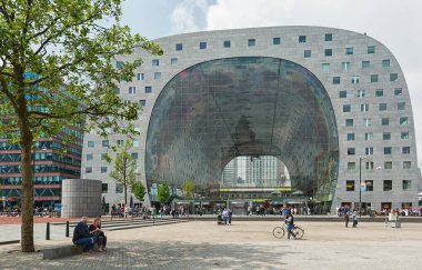 Bir konut ve ofis binası altında Pazar hall ile Pazar Hall olduğunu.