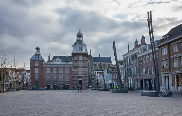 Impressie van het stadsplein met stadhuis van de stad van Zeeland — Stockfoto