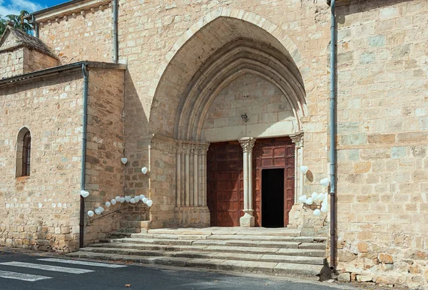 結婚式の教会の入り口の装飾 — ストック写真