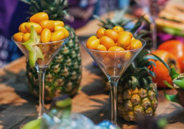 Bir bardakta servis kumquats olarak bilinen turuncu cüce als