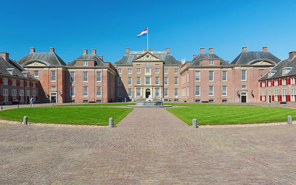 El Loo Palace situado en las afueras de Apeldoorn en el Neth — Foto de Stock