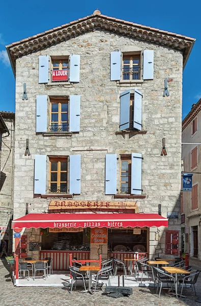 Wizerunek restauracji przy ulicy w centrum dworca kolejowego SNCF — Zdjęcie stockowe