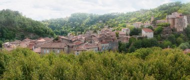 Largentiere evlerin çatılarına görünümünü 