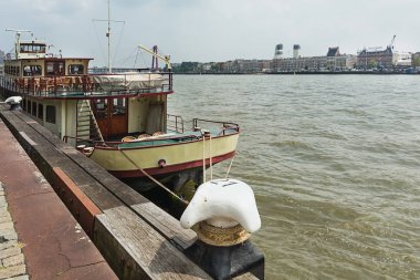 Rotterdam Nieuwe Maas nehri boyunca partiler için gemi geldi