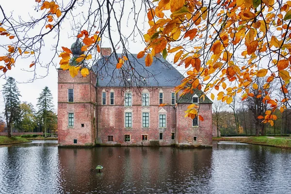 O Castelo de Cannenburgh é um castelo do século XVI em Vaassen — Fotografia de Stock