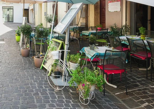 Κρατήστε πατημένο ένα διακοσμητικό ποδήλατο ως φυτό εστιατόριο με ως eyecatcher — Φωτογραφία Αρχείου