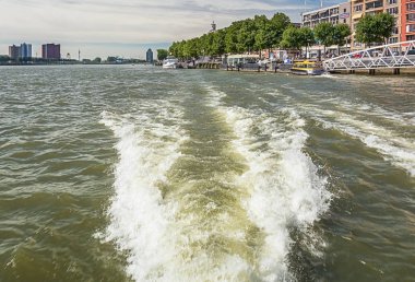 Denizden görülen Rotterdam manzarası