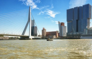 Erasmus Köprüsü ve bina için Rotterdam genelmüdürlüğünden boyunca