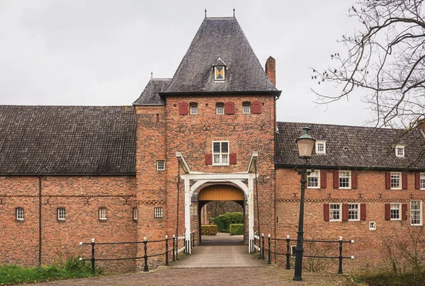 El puente levadizo del Castillo de Doorwerth en Holanda — Foto de Stock