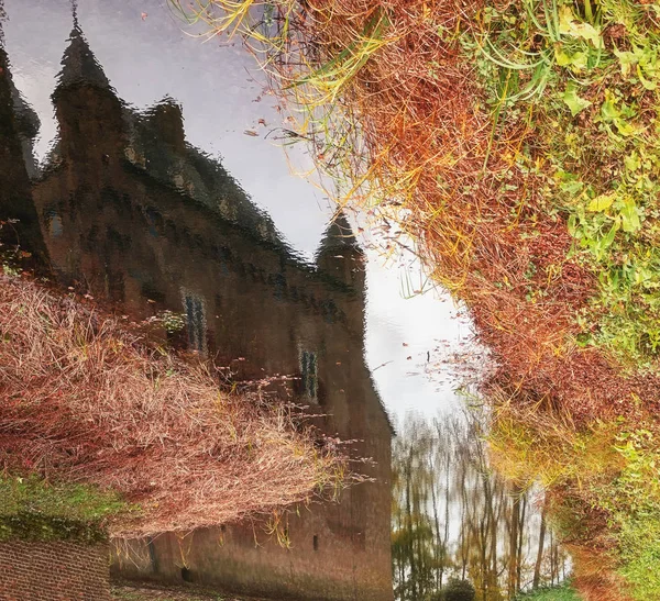 Reflexão do castelo Doorwerth na água do fosso — Fotografia de Stock