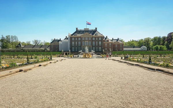 La parte trasera del palacio Het Loo con una fuente decorativa en el — Foto de Stock