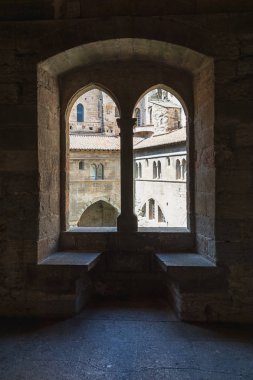 Papalık palac avlu duvarlarında bakan pencere