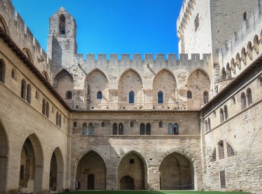 Avignon Papalık Sarayı avlusu