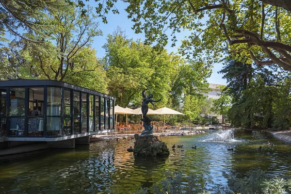 Restaurante no parque da cidade de estilo Inglês localizado no centro — Fotografia de Stock