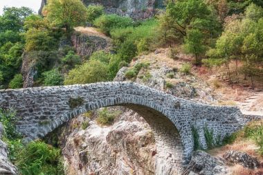 Pont du Diable veya Şeytan Köprüsü yayılan bir Roma köprüdür 