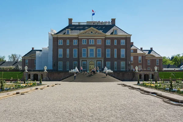 La parte trasera del palacio Het Loo con una fuente decorativa en el — Foto de Stock