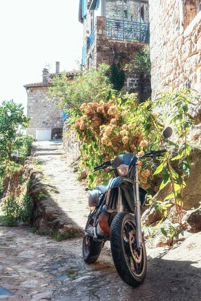 Motor parked in a narrow street of the picturesque village of antraigues-sur-volane — Stock Photo, Image