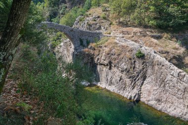 Pont du Diable veya Şeytan Köprüsü yayılan bir Roma köprüdür 