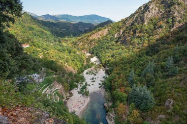 Turist nehir Ardèche kıyısında tadını çıkarın.