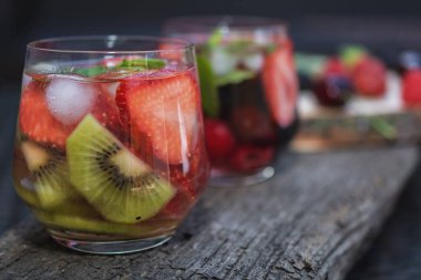 Gözlük meyve su çeşitli malzemelerle 