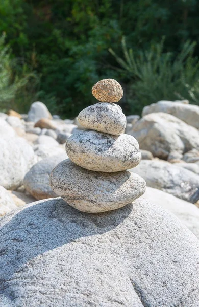 Cairns along the river Ardeche — Stock Photo, Image