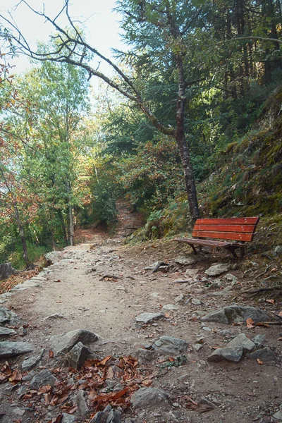 Banco para descansar mientras camina a lo largo del río Ardeche — Foto de Stock