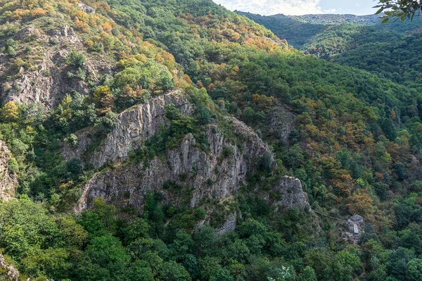 Krásná hora u řeky Ardeche — Stock fotografie