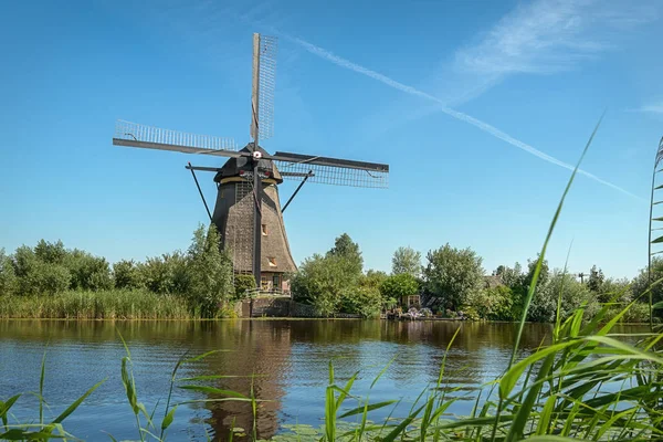 Eine der schönen holländischen Windmühlen am Kinderdeich — Stockfoto