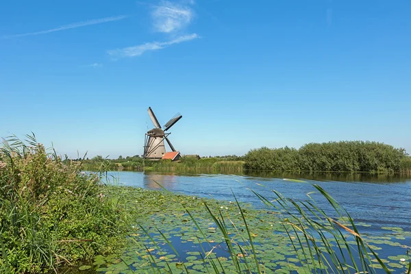 Eine der schönen holländischen Windmühlen am Kinderdeich — Stockfoto