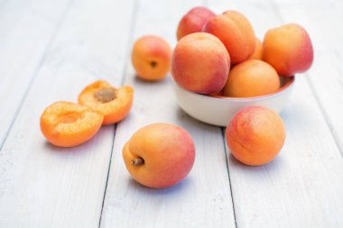 Kayısı beyaz bir tablo ile kompozisyon