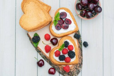 Kiraz ve kalp şeklinde bisküvi ile spread kase dolu 