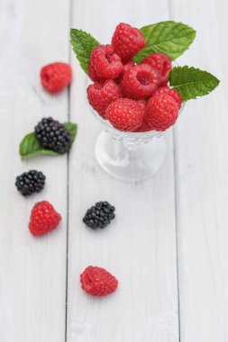 Reçeli cam Ahududu ve dal nane ile dolu ile dekore edilmiş