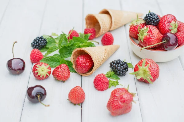 Komposition mit Erdbeeren, Kirschen, Himbeeren und Schwarzbeeren — Stockfoto