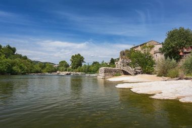 Eski şehir Vogue boyunca nehir Ardèche