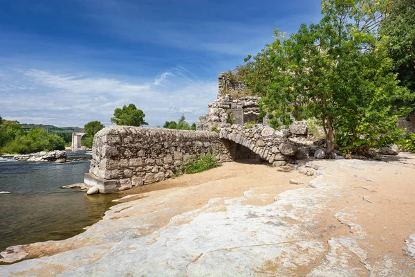 Fiume Ardeche lungo il centro storico Vogue — Foto Stock