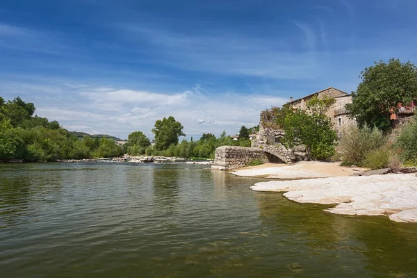 River Ardeche along the old town Vogue — Stock Photo, Image