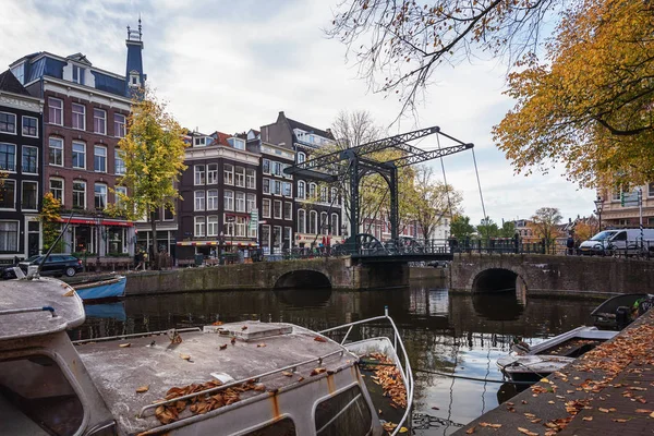 Hliníkové most přes průplav Kloveniersburgwal v starém centru Amsterdamu — Stock fotografie