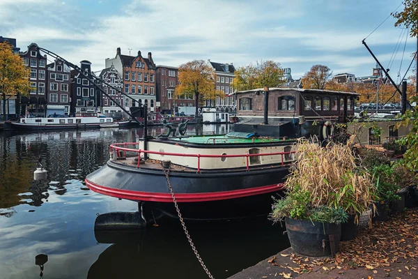 Αγκυροβολημένο σκάφος στην αποβάθρα κατά μήκος του ποταμού Άμστελ, στην παλιά πόλη του Άμστερνταμ — Φωτογραφία Αρχείου