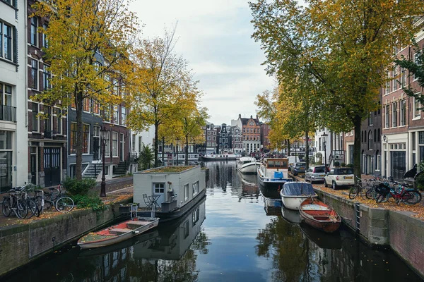 Nad kanałem Groenburgwal w centrum starego Amsterdamu — Zdjęcie stockowe